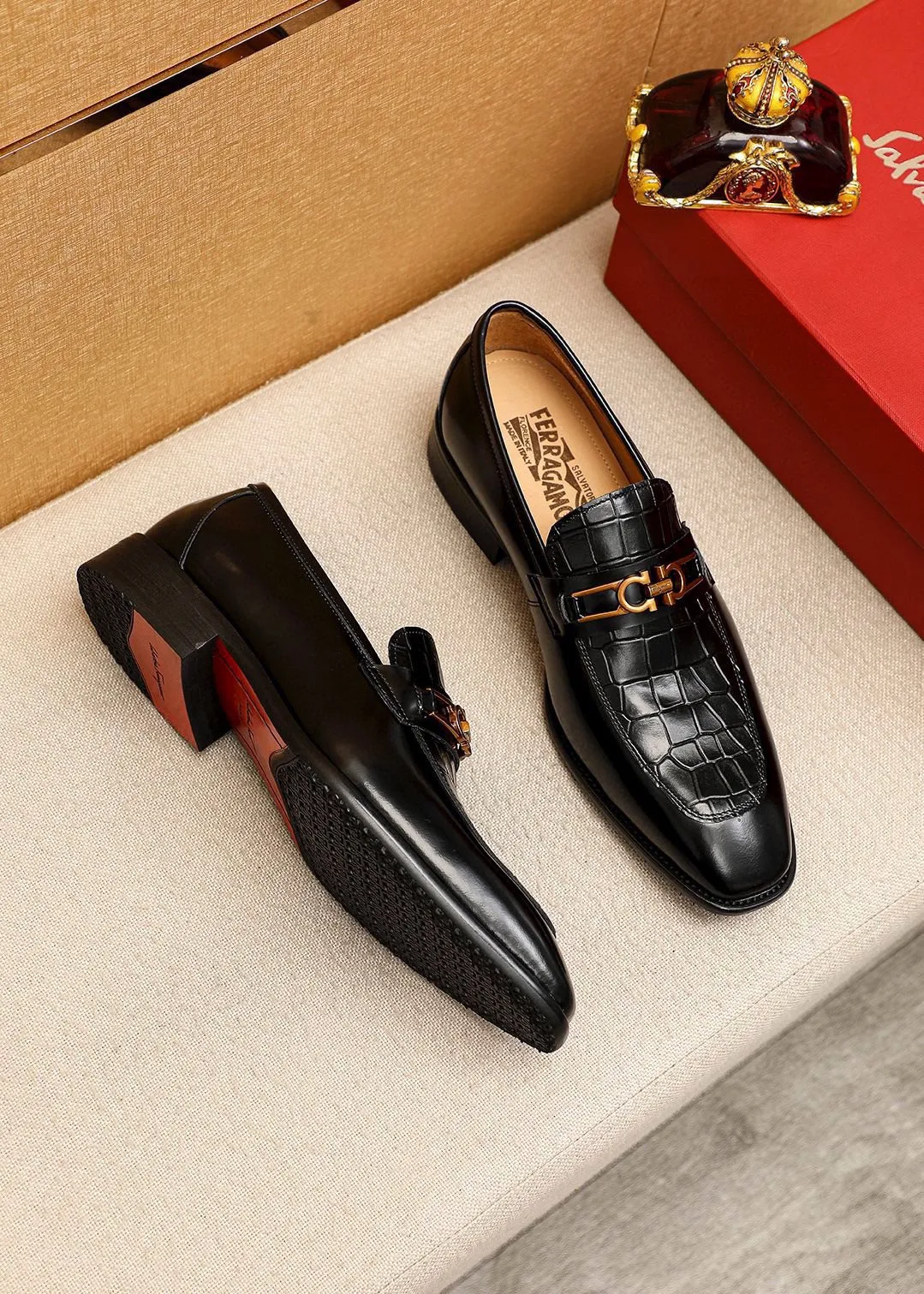 Men's shoes 💰480💰 Product trademark: Ferragamo "Ferragamo" casual leather shoes Regular size: 38-44 (45🉑️customized) Product materials: Selected imported first-layer open-edge beaded calfskin embossed upper + original hardware buckle, imported water-dyed cowhide leather lining. Strong three-dimensional visual effect, combined outsole Color: 2⃣️colors available